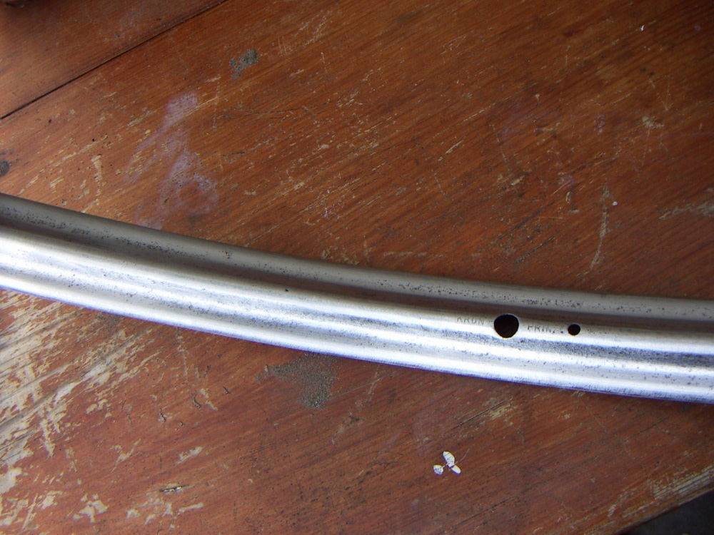 twee gaten:  een voor het ventiel en een voor de spaak