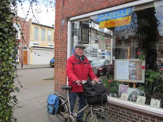 De heer Duiker voor zijn winkel