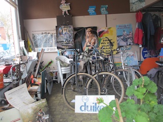 Etalage met oude fietsen.