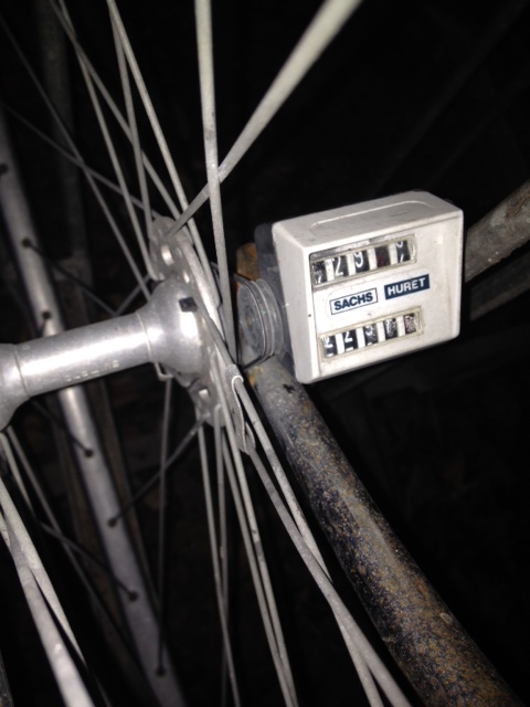 De kilometerteller met duidelijk zichtbaar het elastiekje dat ik zoek. Deze staat te slap.