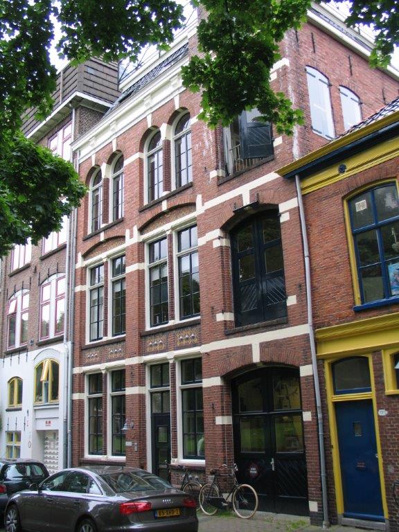 En de vroegere fabriek aan Nieuwe Kerkhof.