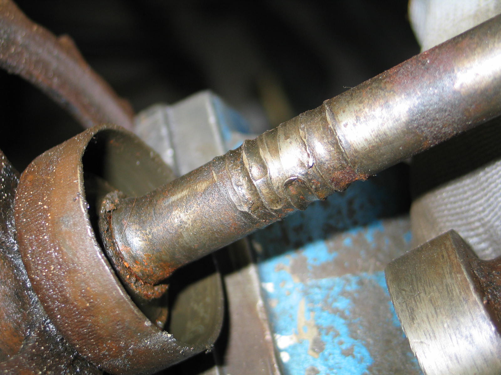 Duidelijk de reden waarom de fiets ooit is stilgelegd: er heeft een kogeltje klemgezeten tussen de bracketbus en de trapas!