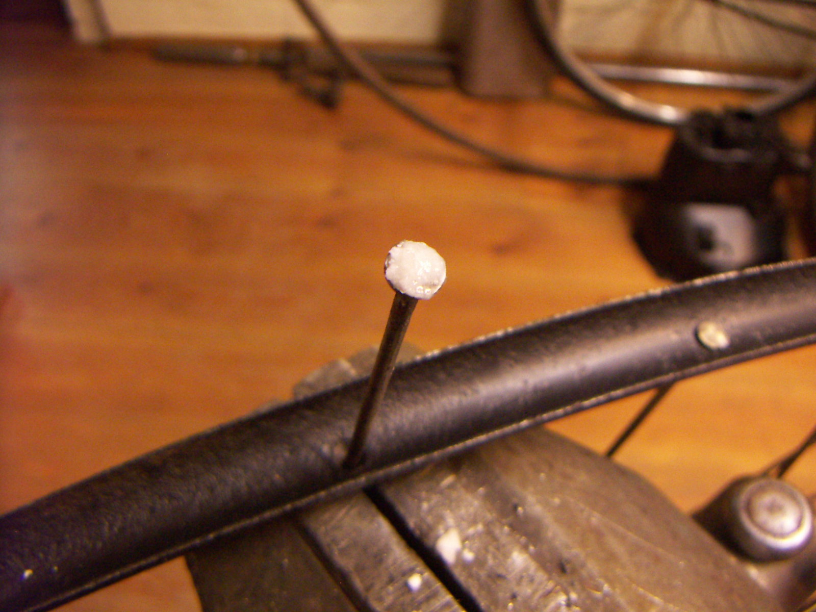 een kop met vloeimiddel en een al gesoldeerd