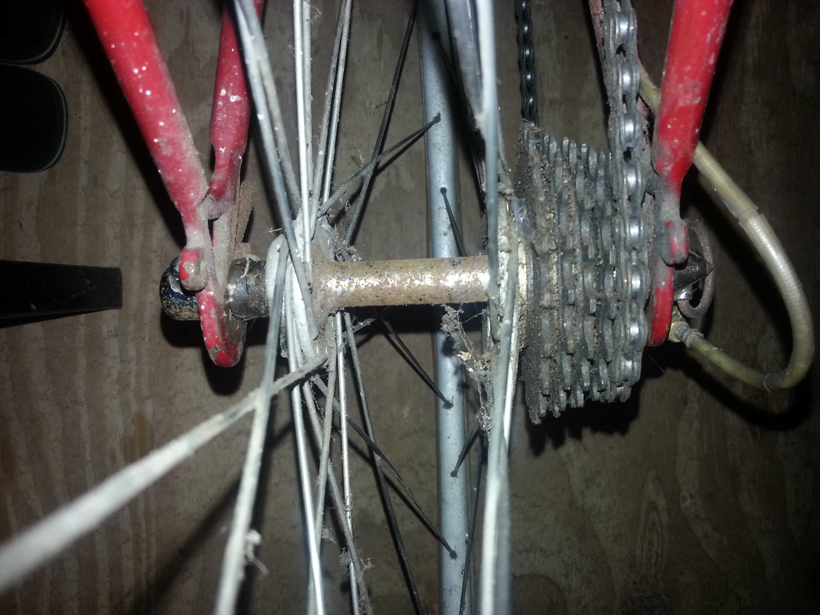 Op de achternaaf is niets meer leesbaar