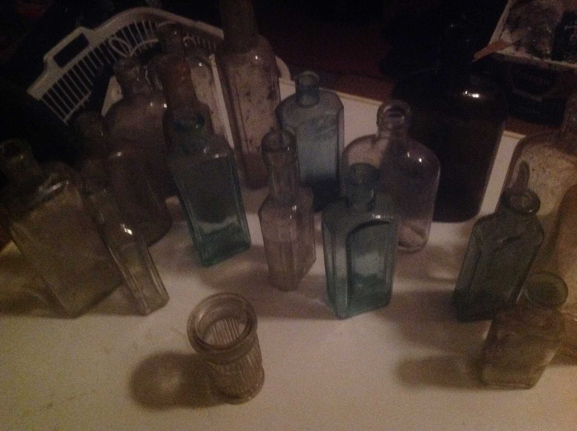 De flessen die ik vond hoofdzakelijk medicijnflessen