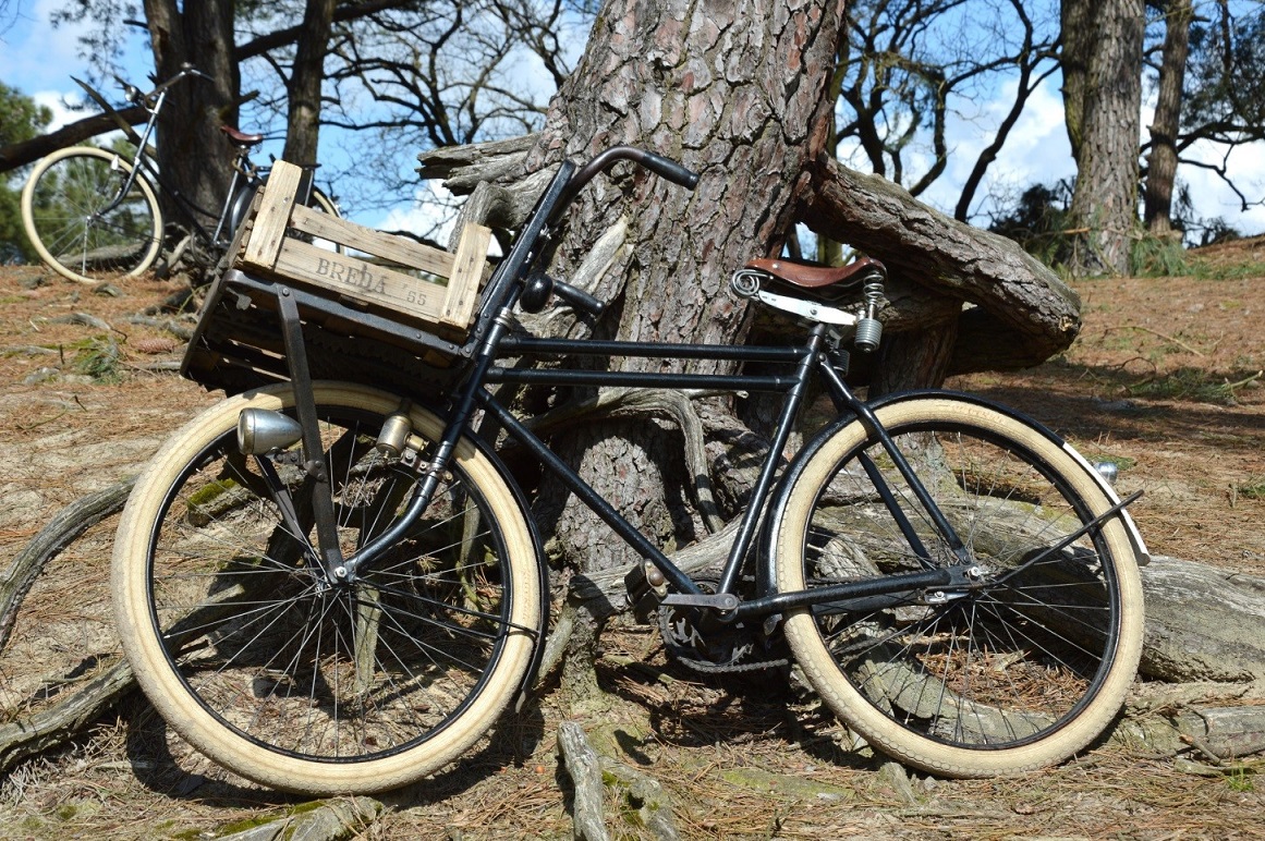Juncker transportfiets en op de achtergrond een Germaan omafiets