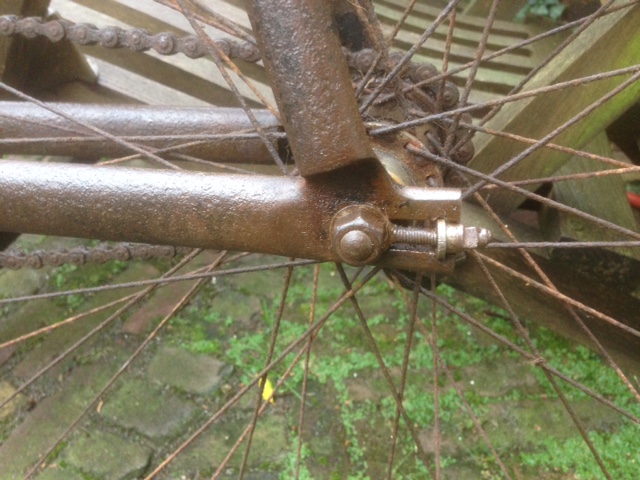 ik moet er bij zeggen dat dit al weer achterhaalde foto's zijn. Inmiddels andere achterband en spatbord gemonteerd. ook een weinig verf toegevoegd. Vandaag of maandag de remblokken en de pedaalrubbers. Daarna eens een ritje...