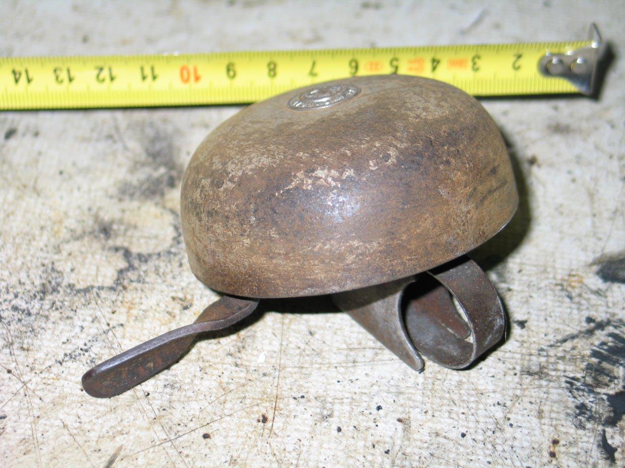 Lucas bel, schaal ca 7,5 cm. Ziet er goed uit op safety en hoge bi, alleen de klem moet aangepast worden want je stuur is te dun.