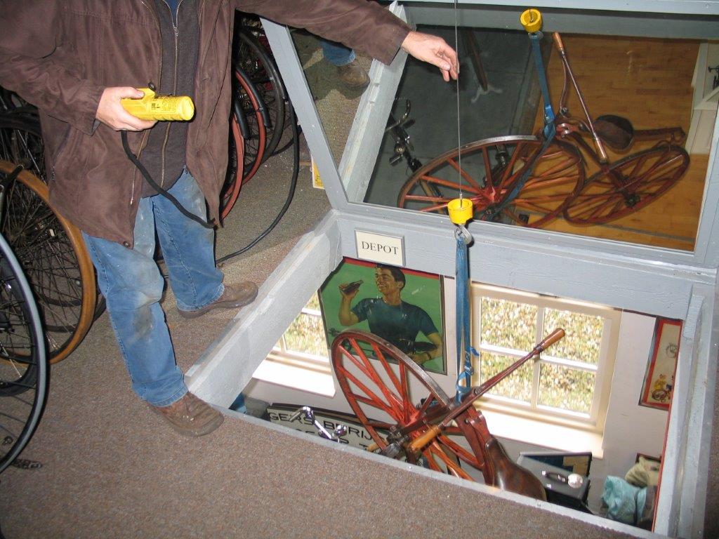 in de takel omlaag van de zolder van Velorama