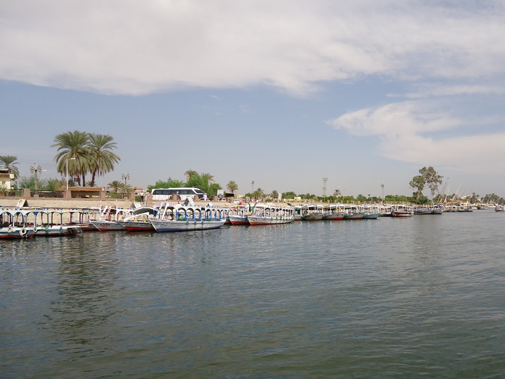 taxis en felukas op westbank zonder werk.JPG