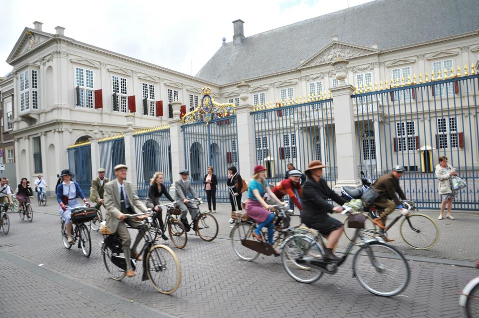 Tweed Ride DH Paleis Noordeinde.jpg