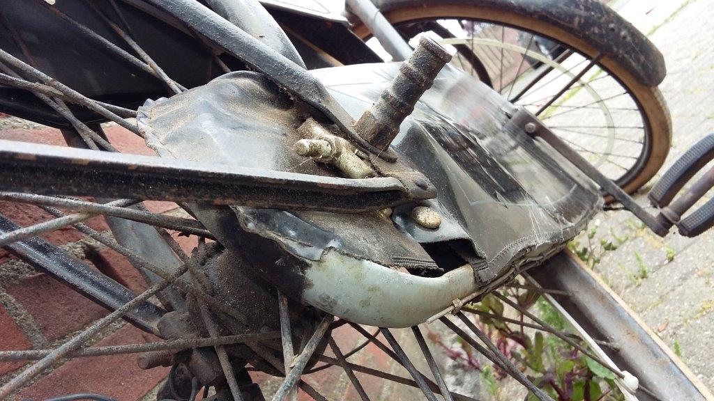 detail spatbordstangen en moeren met verlengsteuk achterwiel
