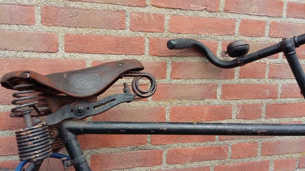 merk van het zadel weinig leesbaar: EJEKA??