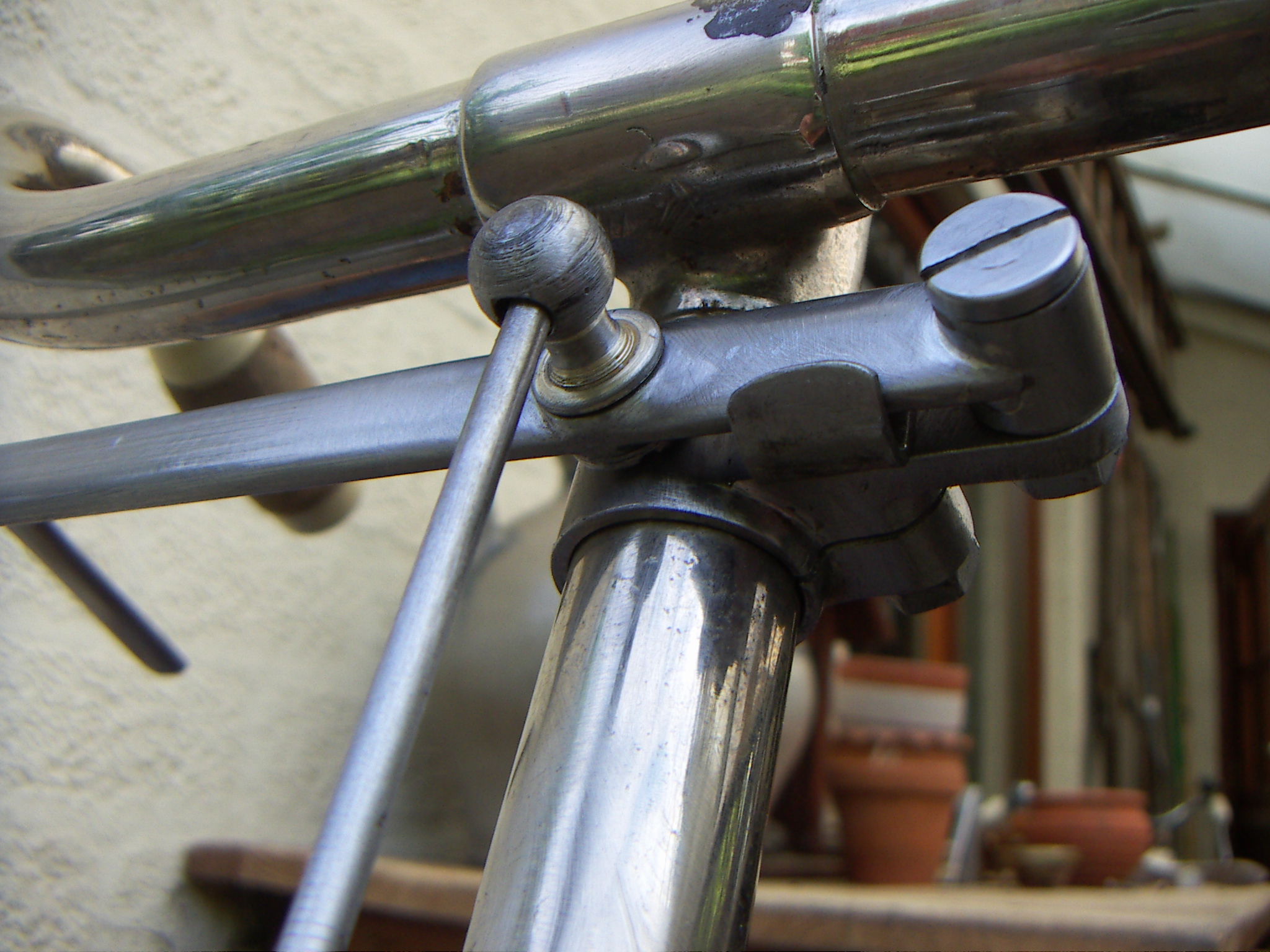 afsteun lipje onder de remhenedel