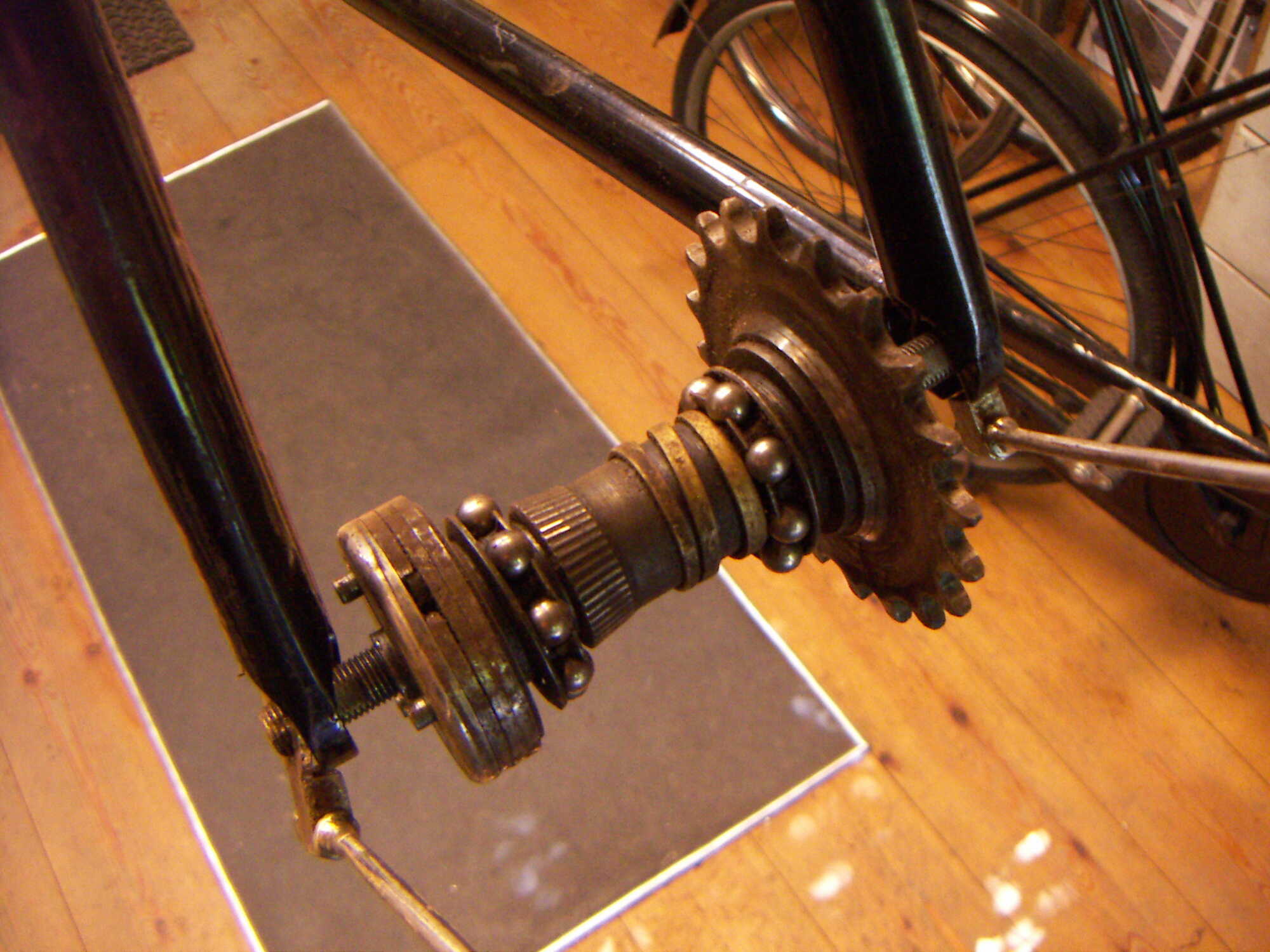 Meest links het schijfje met de drie asjes