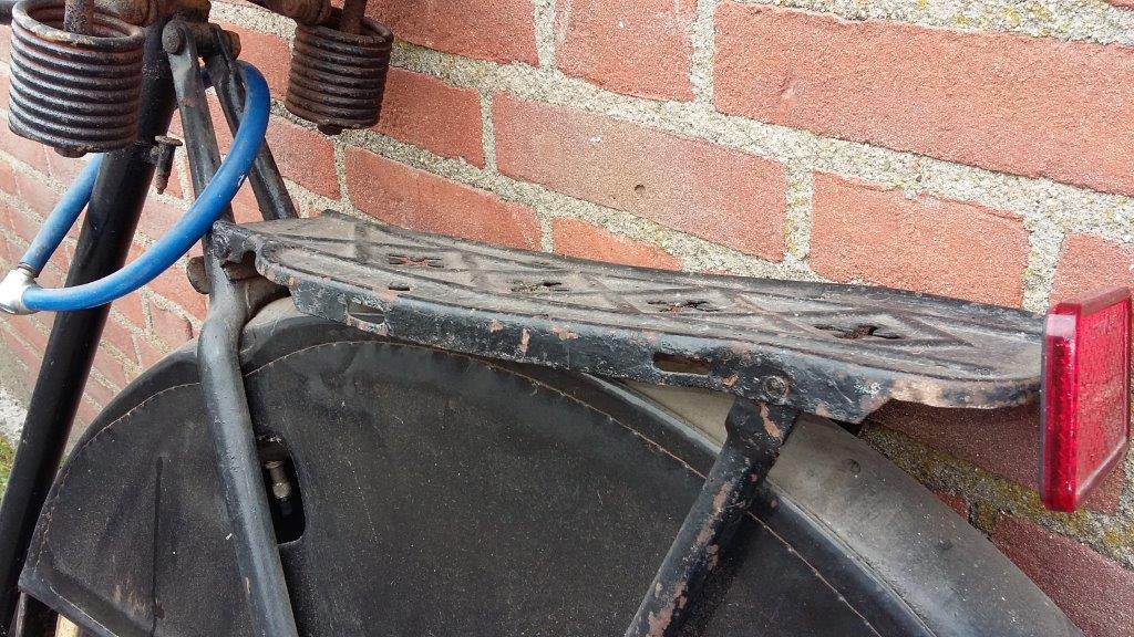 merkwaardige bagagedrager met zijgleufjes