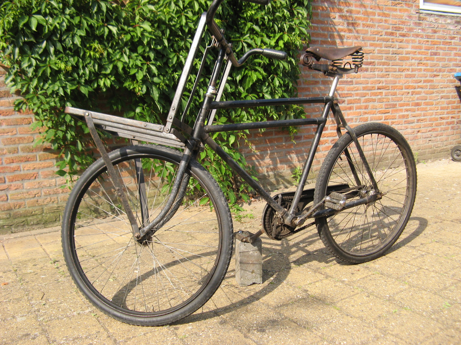 Mijn transportfiets met de onderdelen die er bij de koop opzaten, behalve banden, kettingwieltje achter, trappers en handvatten.