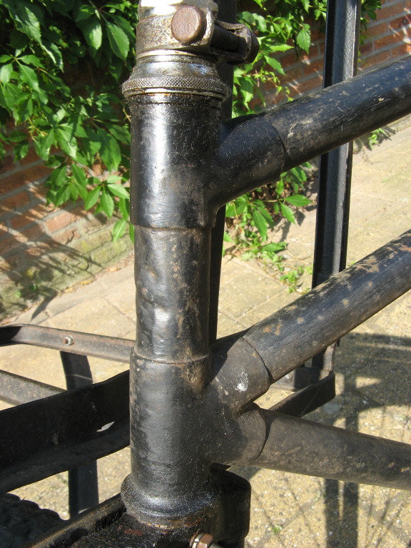 Ooit heeft deze fiets een flinke aanrijding gehad, waardoor er deuken in het balhoofd zitten.