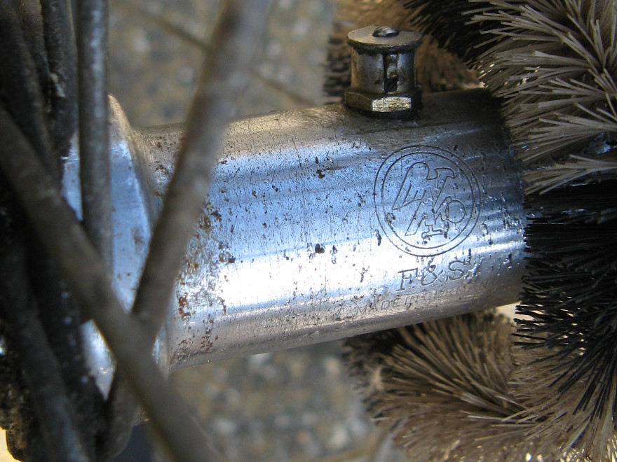 Een Torpedo voornaaf.