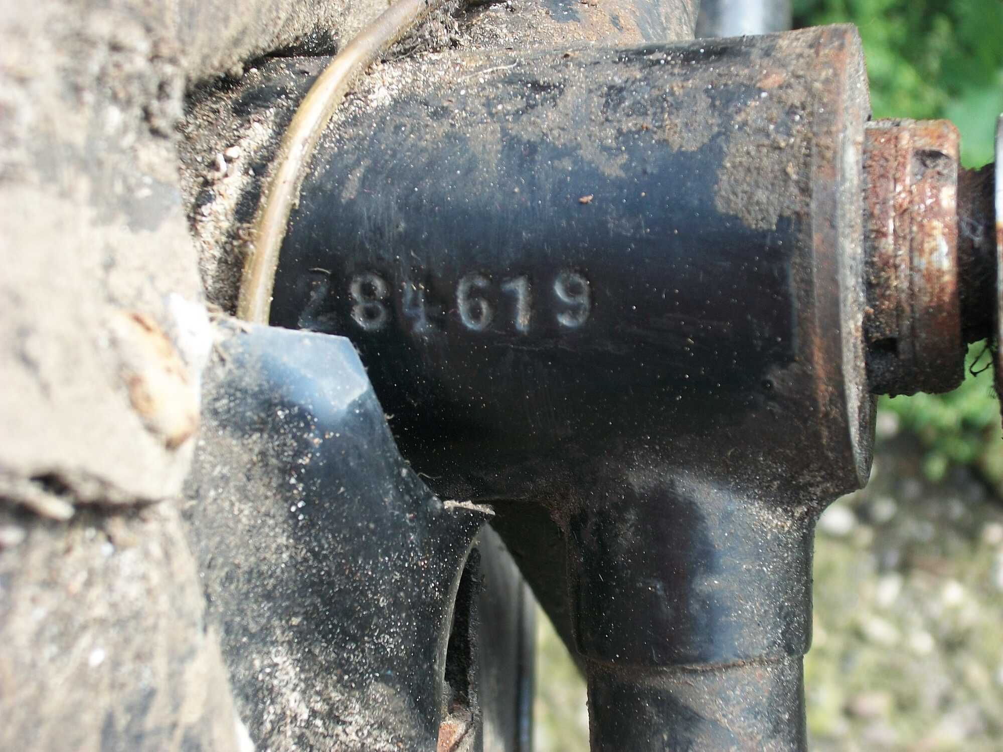 Nummer onder de trapaslug bij de D55