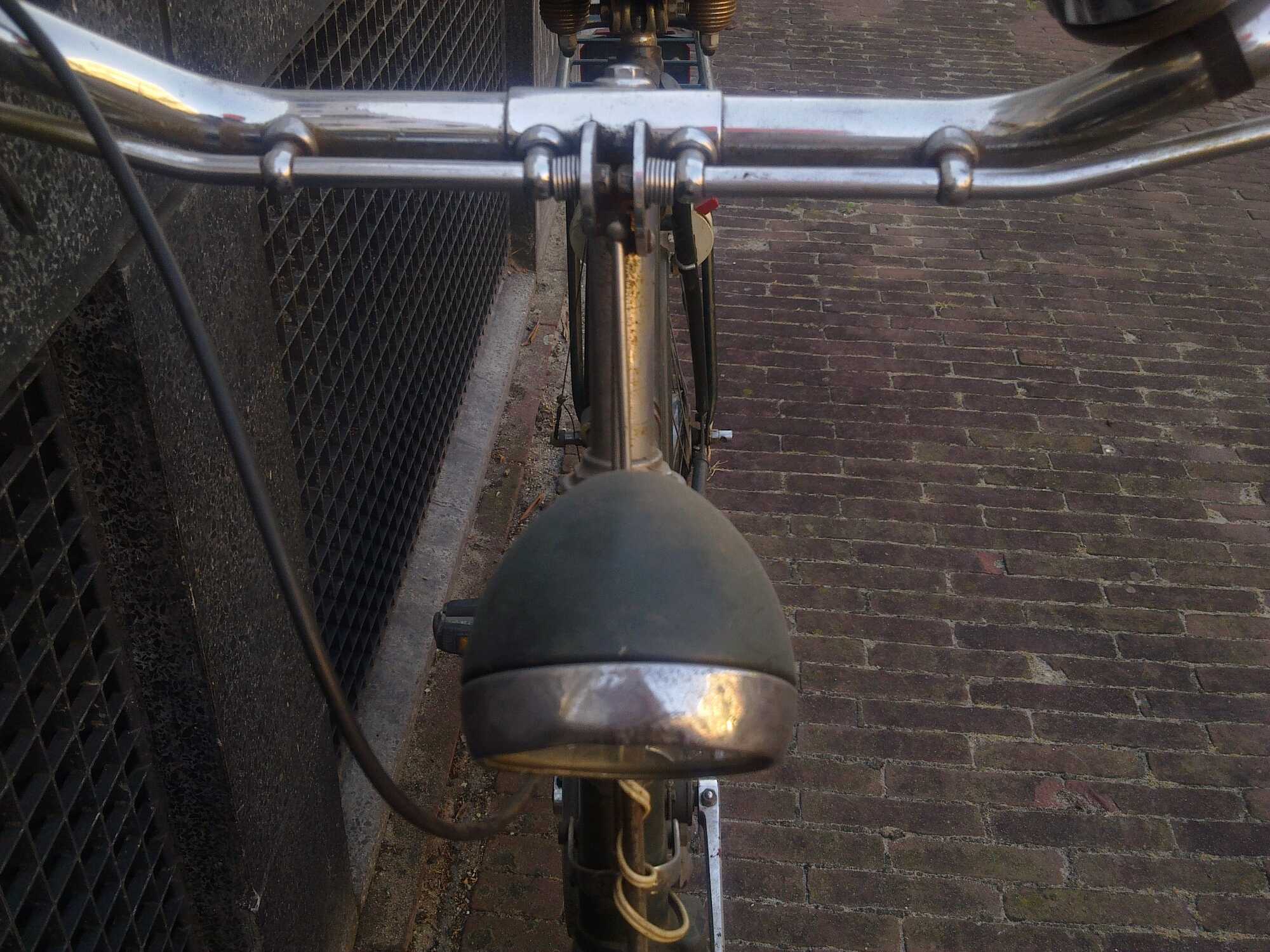 Detail koplamp en stuur