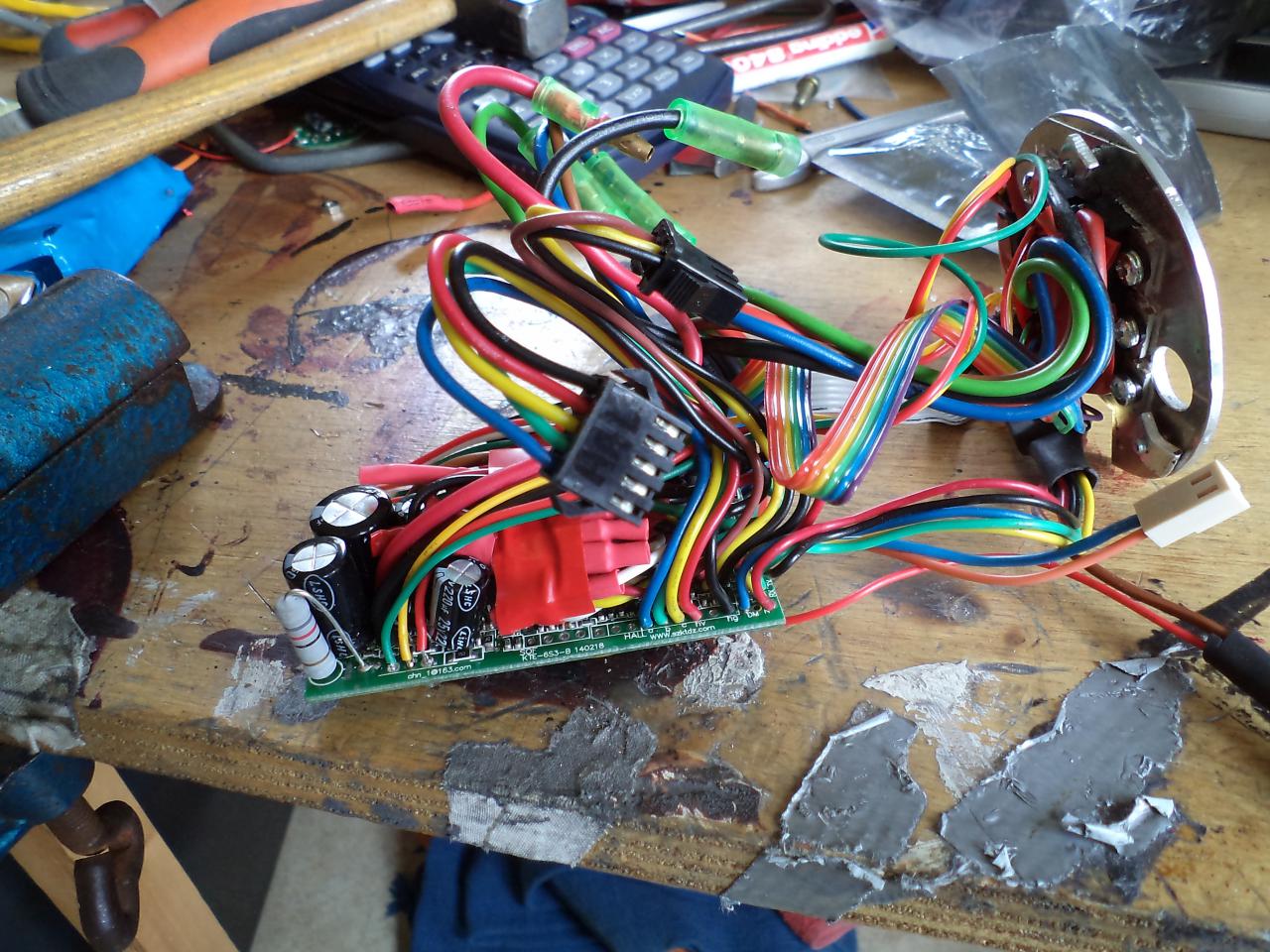 Dit is de regelaar. Die zit normaalgesproken in een aluminium behuizing wat dan meteen het koellichaam is, maar dat paste niet in de bidon. Ik heb de behuizing er af gehaald en de FET's van de regelaar losgesoldeerd en tegen het aluminium deksel aan de onderkant van de bidon geschroefd zodat de meeste warmte buiten de bidon blijft.