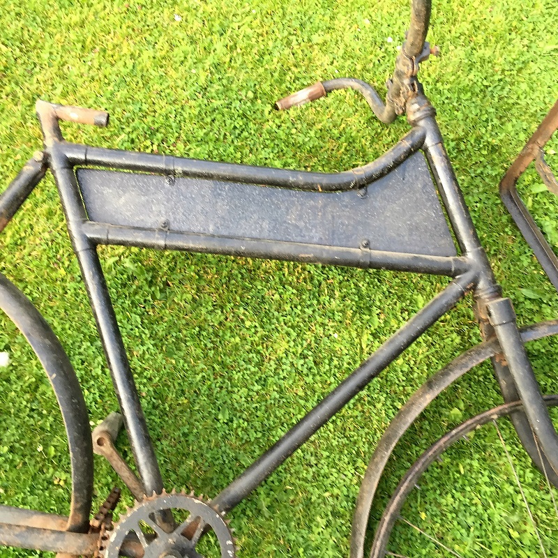 Dit is um, lak is in slechte staat, zeker een keer overgeschilderd. Fiets is tamelijk compleet.