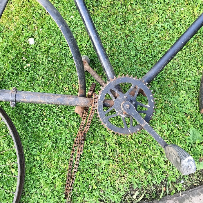 Kettingwiel en crank ((brommer-)pedaal zeker niet origineel)