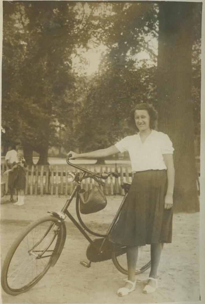 Mijn vaders zuster (reeds overleden) met een omafiets. Welk merk?