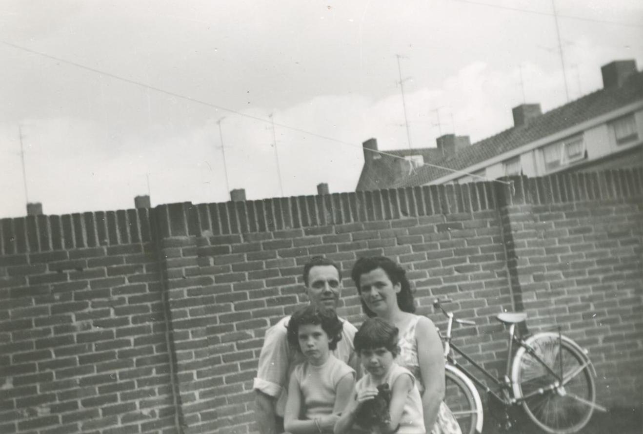 Familieleden met op de achtergrond een sportfietsje. Welk merk?