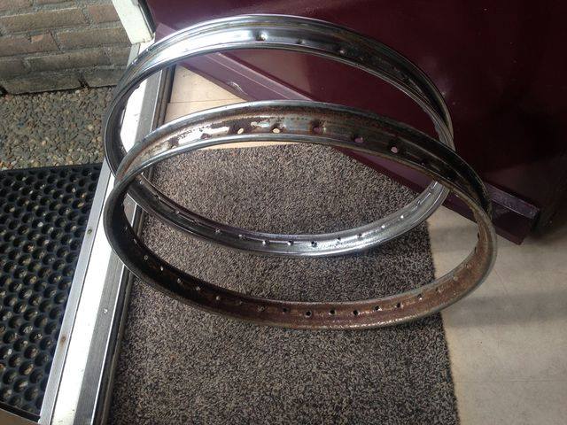 Vespa Ciao velgen, voor (voorste) en na (achterste) poetsen.