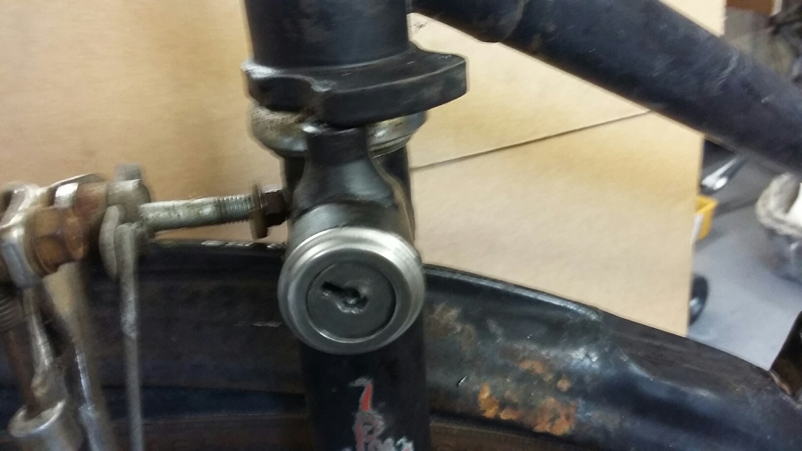 het nieuwe slot gemonteerd in de oude vork