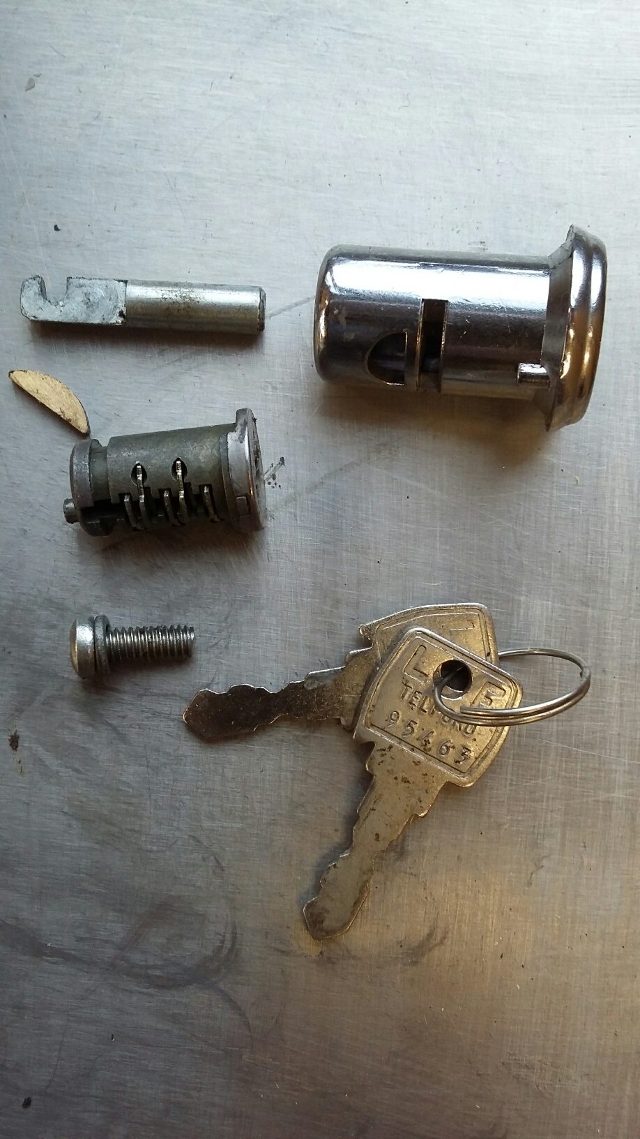 het nieuwe slot, gedemonteerd uit de nieuwe vork.