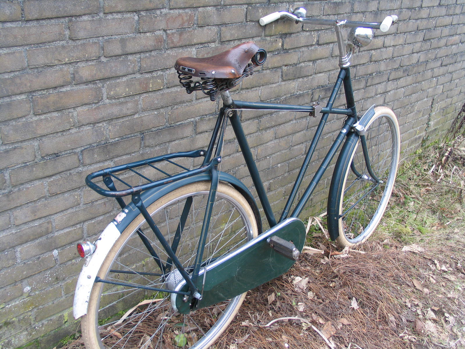 als je goed kijkt zie je hoe het achterrek vastzit.