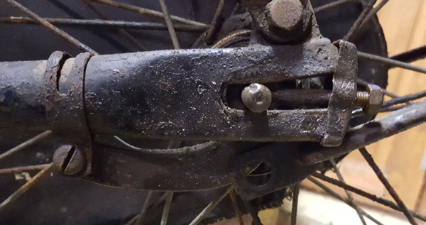 Achterbrug met bevestiging remhevel