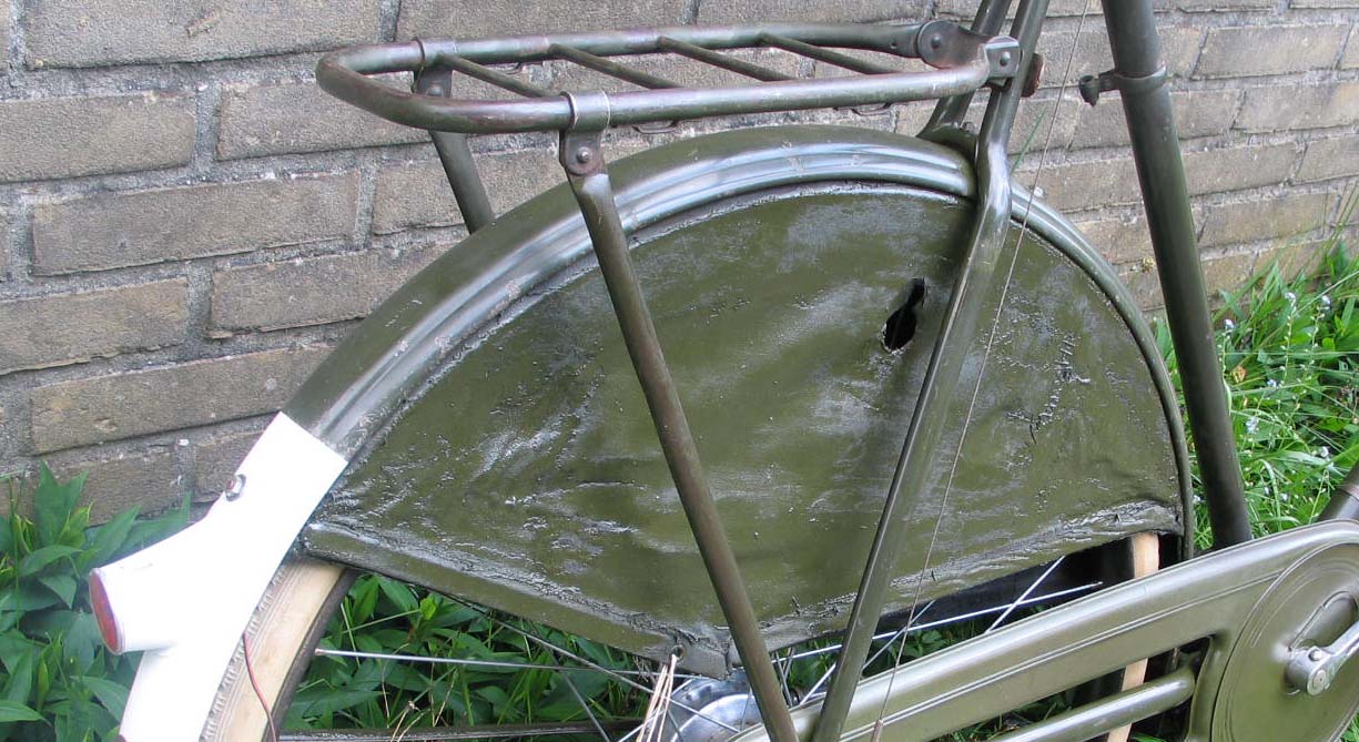 Gazelle achterscherm varkensneus bagagedrager met haakjes 1939.jpg