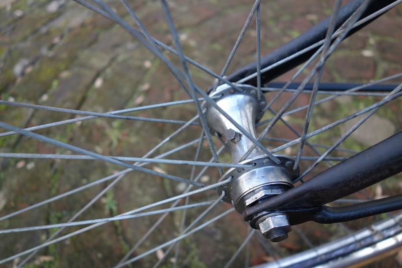 Kogellager voornaaf met schroefkappen L+R (800x533).jpg