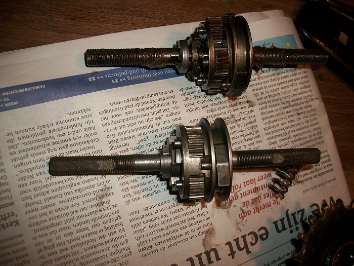 Boven; het binnenwerk van de Fongers (de 'wiebelaar') en onder het binnenwerk van de Gazelle na het reinigen en terugmonteren.