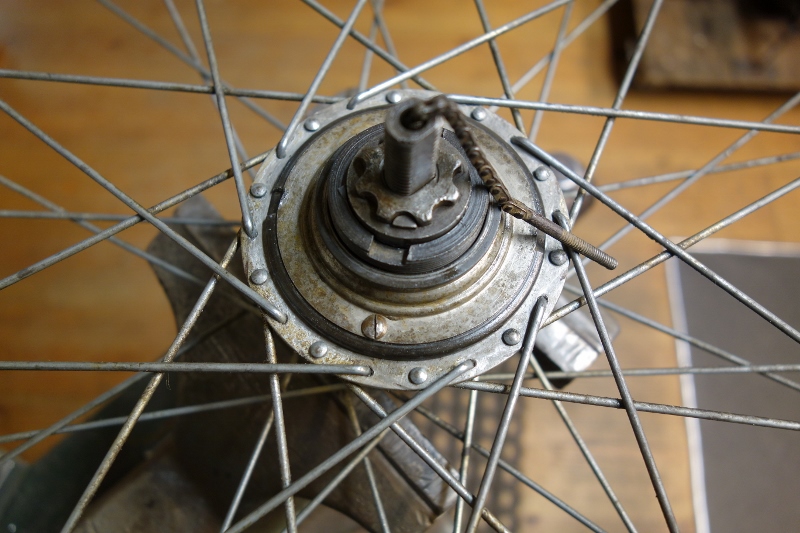 Schroefjes achter het tandwiel