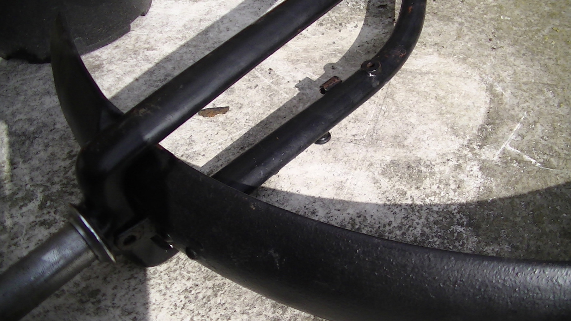 Bevestigingspunten linkerkant voorvork