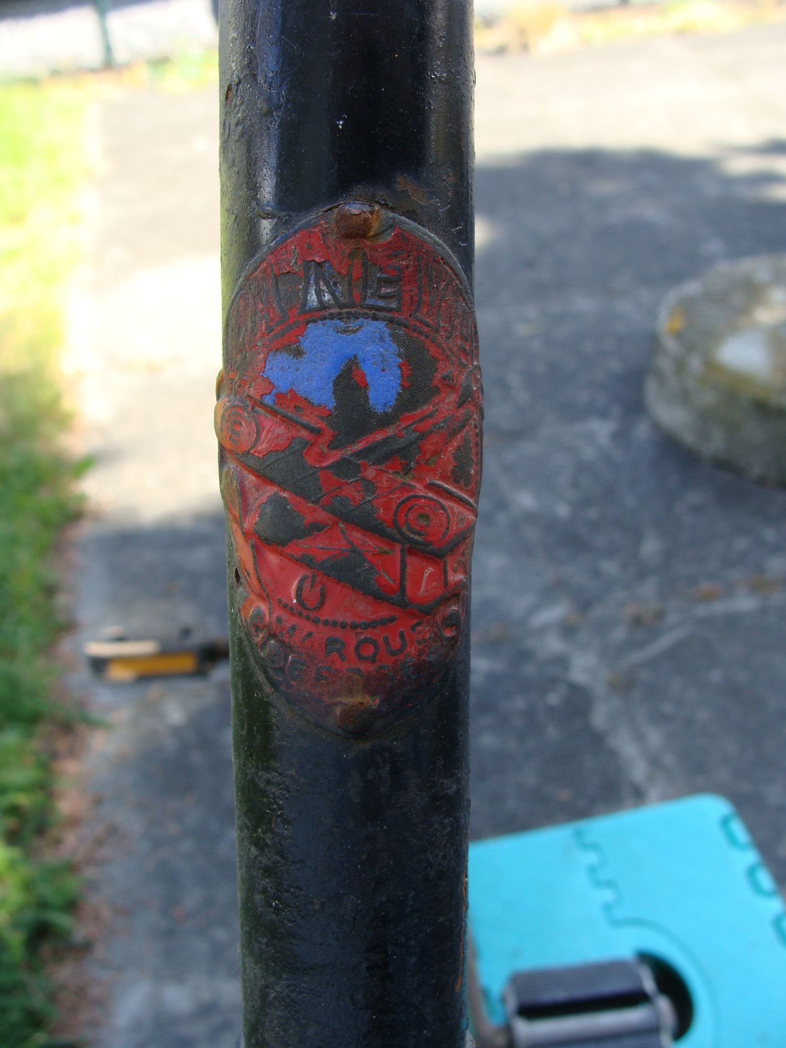 Op het balhoofd zit wel 'n plaatje met het gekende dubbeldekker vliegtuigje.