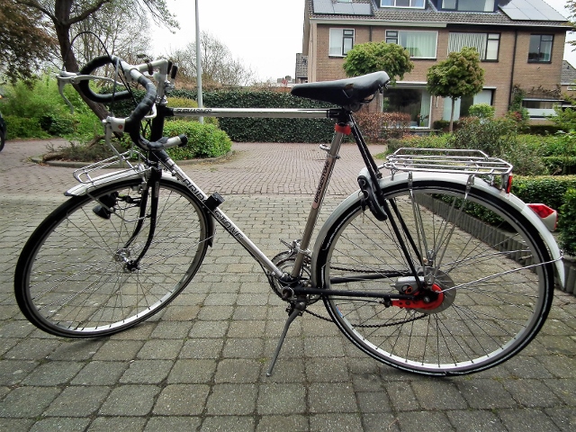 gelukt : foto maar door de verkleining is het achterste deel helaas er niet bij, maar als je op de foto klikt zie je de fiets  in zijn geheel.