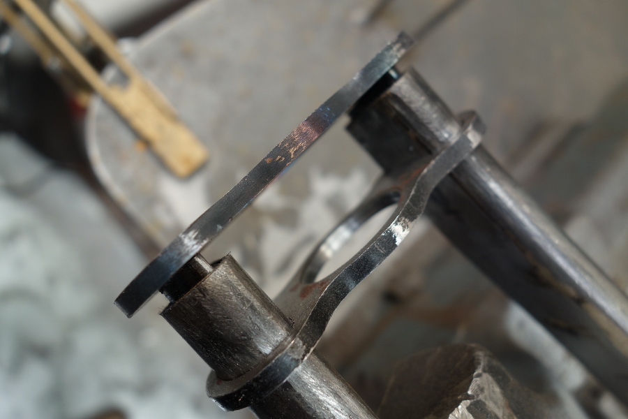 Verstevigingen vanuit de bovenste plaat