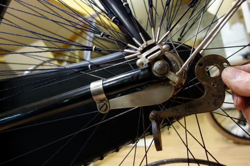 Net wat slanker ook de beugel voor het frame