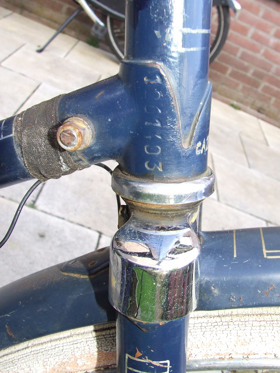 Niet originele sierkap op vorkkroon en serienummer uit 1957/58