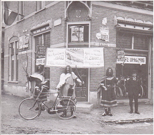 Rijwielhandel Zwart, Asselsestr Adoorn met BATO ca 1930 r.jpg