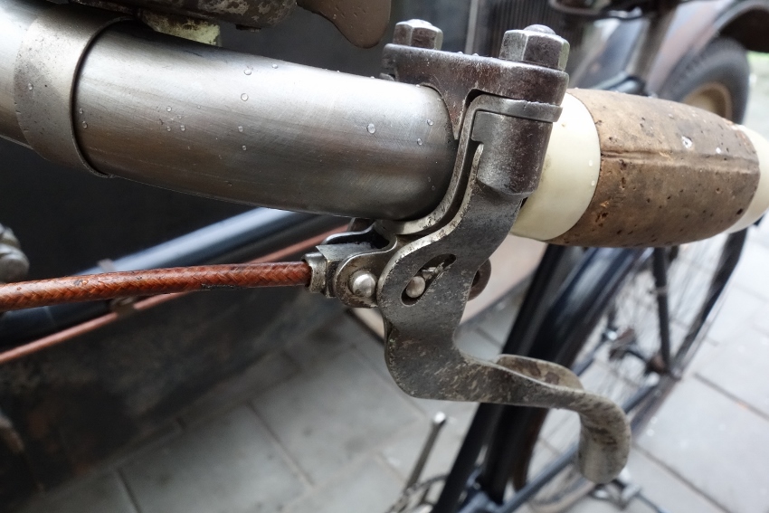 Met mooi gelakte  buitenkabel