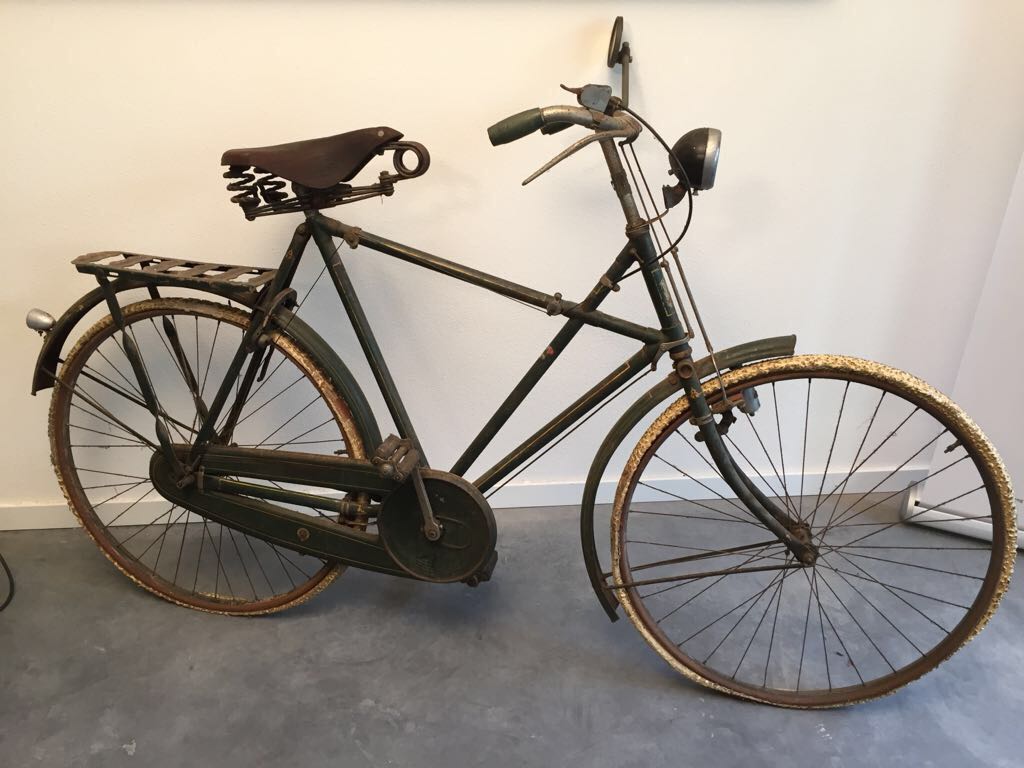 Hier is de fiets te zien voordat ik hem in handen had. Veel "moderne rommel" zit erop. Maar toch ook veel origineel. Er zijn heel weinig kilometers op gemaakt voor een fiets van deze leeftijd. Volgens mij zitten de originele pedaalrubbers er zelfs nog op.
