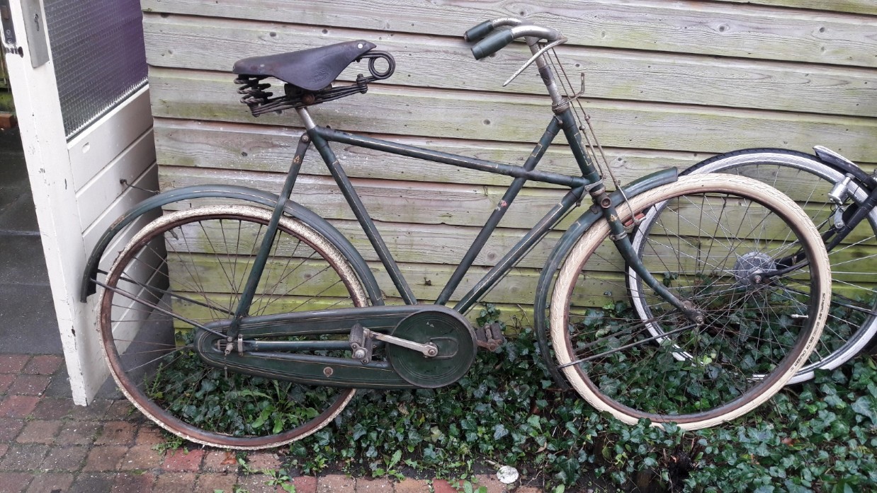 Inmiddels zijn alle niet-originele onderdelen eraf gehaald en heb ik het voornaafje gereviseerd. Er komen tijdelijk even moderne banden op zodat ik straks kan proeffietsen. Inmiddels ben ik bezig met het reviseren van de achternaaf.