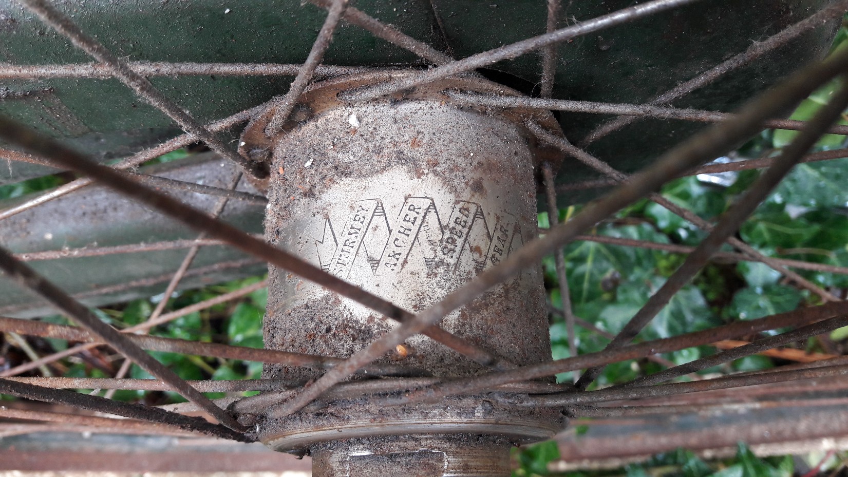 Mij werd gevraagd of ik even het serrienummer van de naaf kan opzoeken. Op de foto is het niet heel duidelijk maar er staat K31951. Ik ga er vanuit dat de naaf nog origineel is.